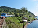 Baikalsee und Ufer an der alten Transsibirischen Eisenbahnstrecke zwischen Sludjanka und Port Baikal (Sibirien, Russland)