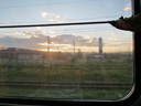 Blick aus der Transsibirischen Eisenbahn, Morgendämmerung über Irkutsk, Sibirien, Russland