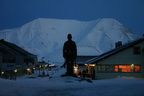 Longyearbyen in der Dämmerung der Polarnacht