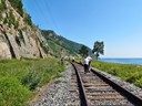Baikalsee und Ufer an der alten Transsibirischen Eisenbahnstrecke zwischen Sludjanka und Port Baikal (Sibirien, Russland)