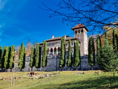 Bușteni (Rumänien) - Castelul Cantacuzino (Wednesday Filming Location)