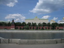 Ansicht auf den Moskauer Kreml: Befestigungsmauer, Grosser Kremlpalast, Mariä-Verkündigungs-Kathedrale und Erzengel-Michael-Kathedrale