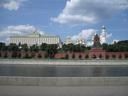 Ansicht auf den Moskauer Kreml: Befestigungsmauer, Grosser Kremlpalast, Mariä-Verkündigungs-Kathedrale, Erzengel-Michael-Kathedrale und Glockenturm Iwan der Grosse