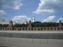 Ansicht auf den Moskauer Kreml: Befestigungsmauer, Grosser Kremlpalast, Mariä-Verkündigungs-Kathedrale, Erzengel-Michael-Kathedrale und Glockenturm Iwan der Grosse