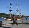 Statue und Restaurant-Schiff in Novgorod