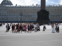 Hochzeitsgesellschaft auf dem Schlossplatz
