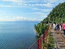 Baikalsee und Ufer an der alten Transsibirischen Eisenbahnstrecke zwischen Sludjanka und Port Baikal (Sibirien, Russland)