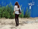Steile, unwegsame Abhänge sind auch mit High Heels kein Problem, Ulan-Ude, Sibirien, Russland