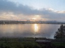 Blick aus der Transsibirischen Eisenbahn, Morgendämmerung über Irkutsk, Sibirien, Russland