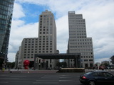 Bahnhof Potsdamer Platz mit Ritz-Carlton-Hotel im Hintergrund