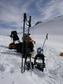 Schneeschuhe, Werkzeuge, Rucksack und warme Kleider