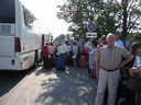 Diverse Reisegruppen beim Warten auf den Bus