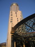 Turm und ein Eingangsbereich des Swiss Hotels in Moskau