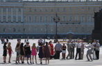 Hochzeitsgesellschaft auf dem Schlossplatz